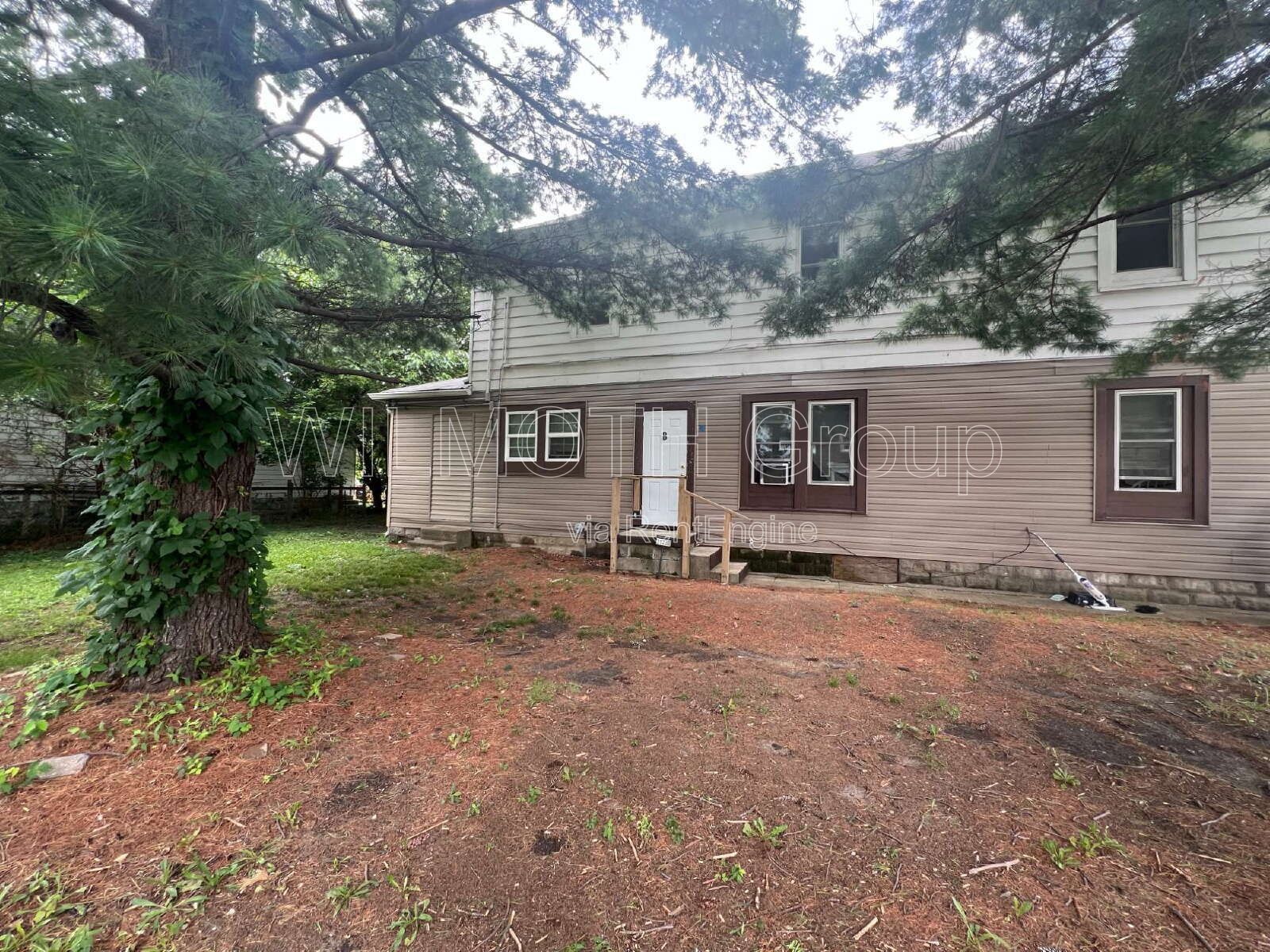 2-Bed Haven with Gleaming Hardwood Floors in Indianapolis - Cozy 600 Sq Ft! property image