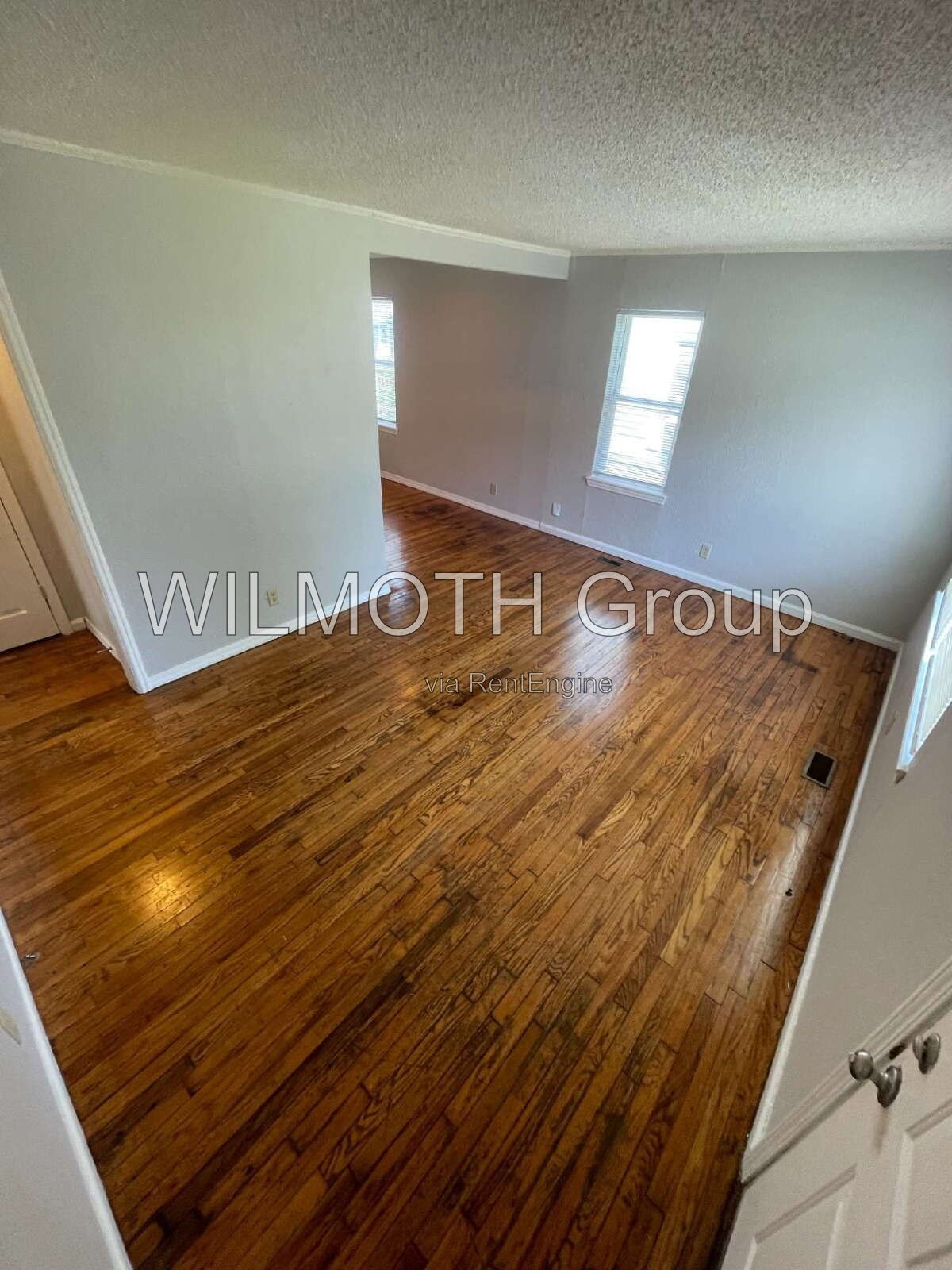 2-Bedroom Retreat with Gleaming Hardwood Floors on Greenfield Avenue! property image