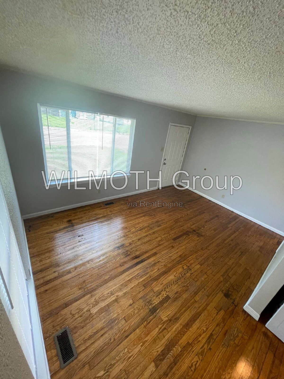 2-Bedroom Retreat with Gleaming Hardwood Floors on Greenfield Avenue! property image