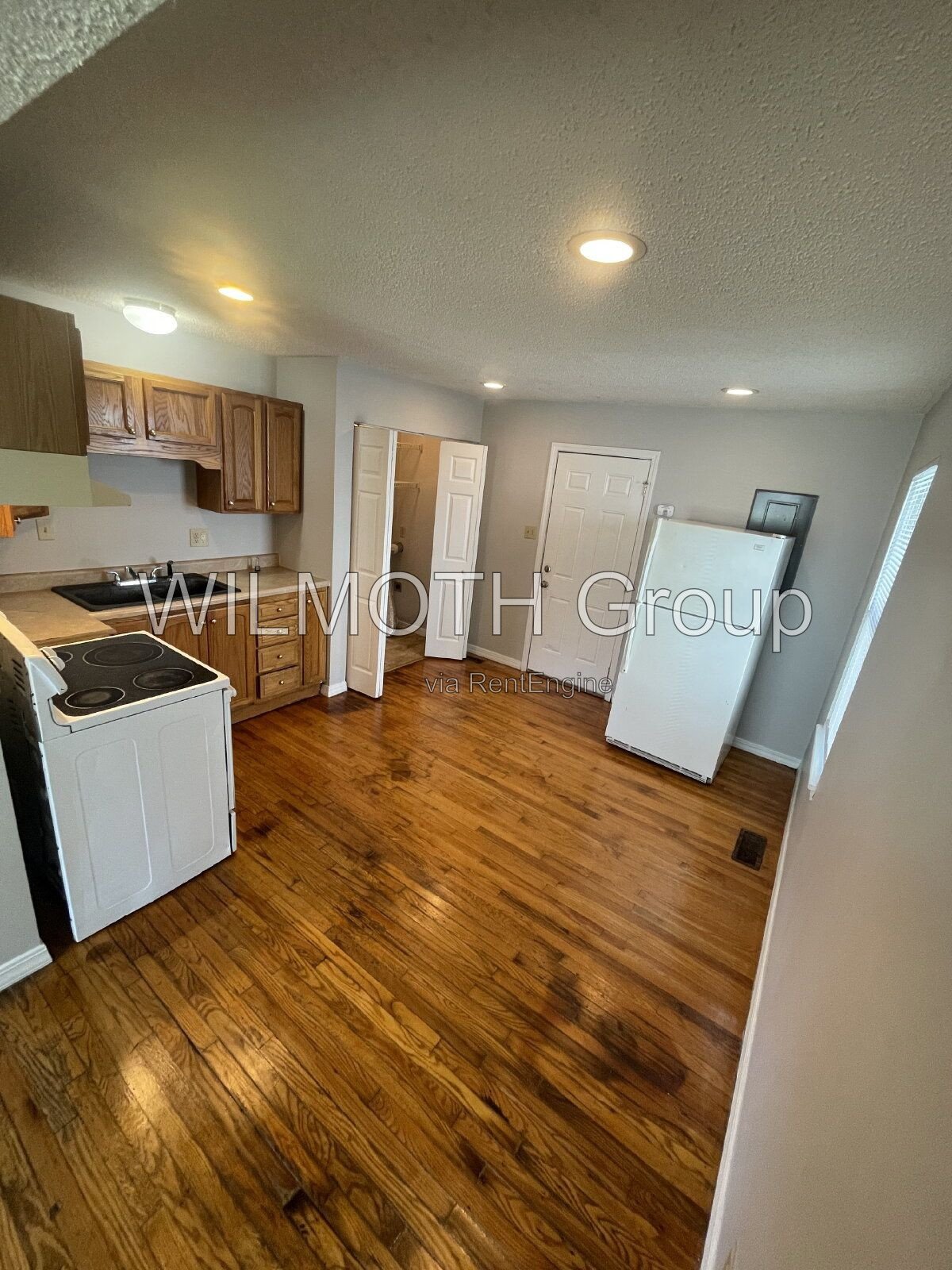 2-Bedroom Retreat with Gleaming Hardwood Floors on Greenfield Avenue! property image