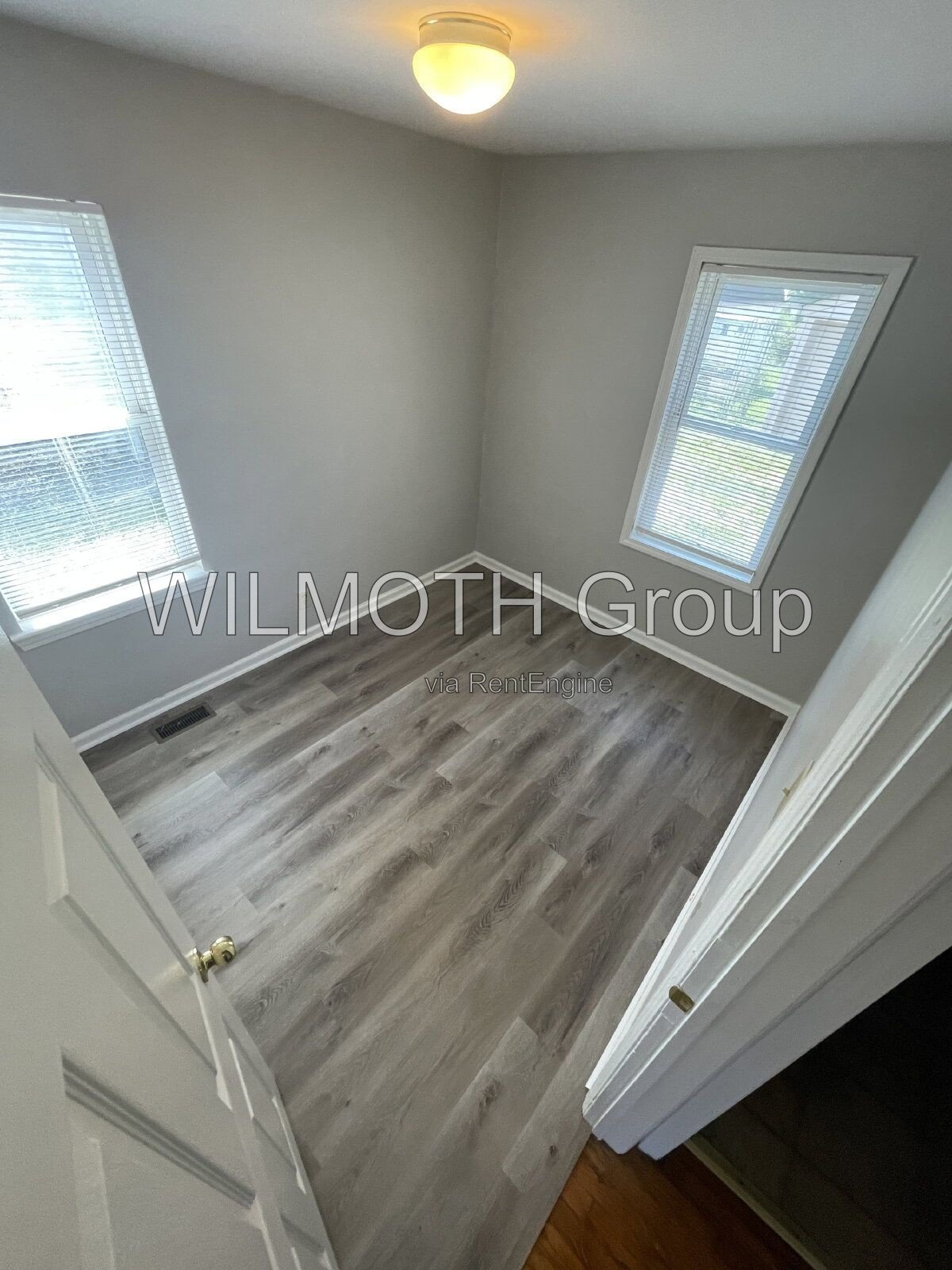2-Bedroom Retreat with Gleaming Hardwood Floors on Greenfield Avenue! property image