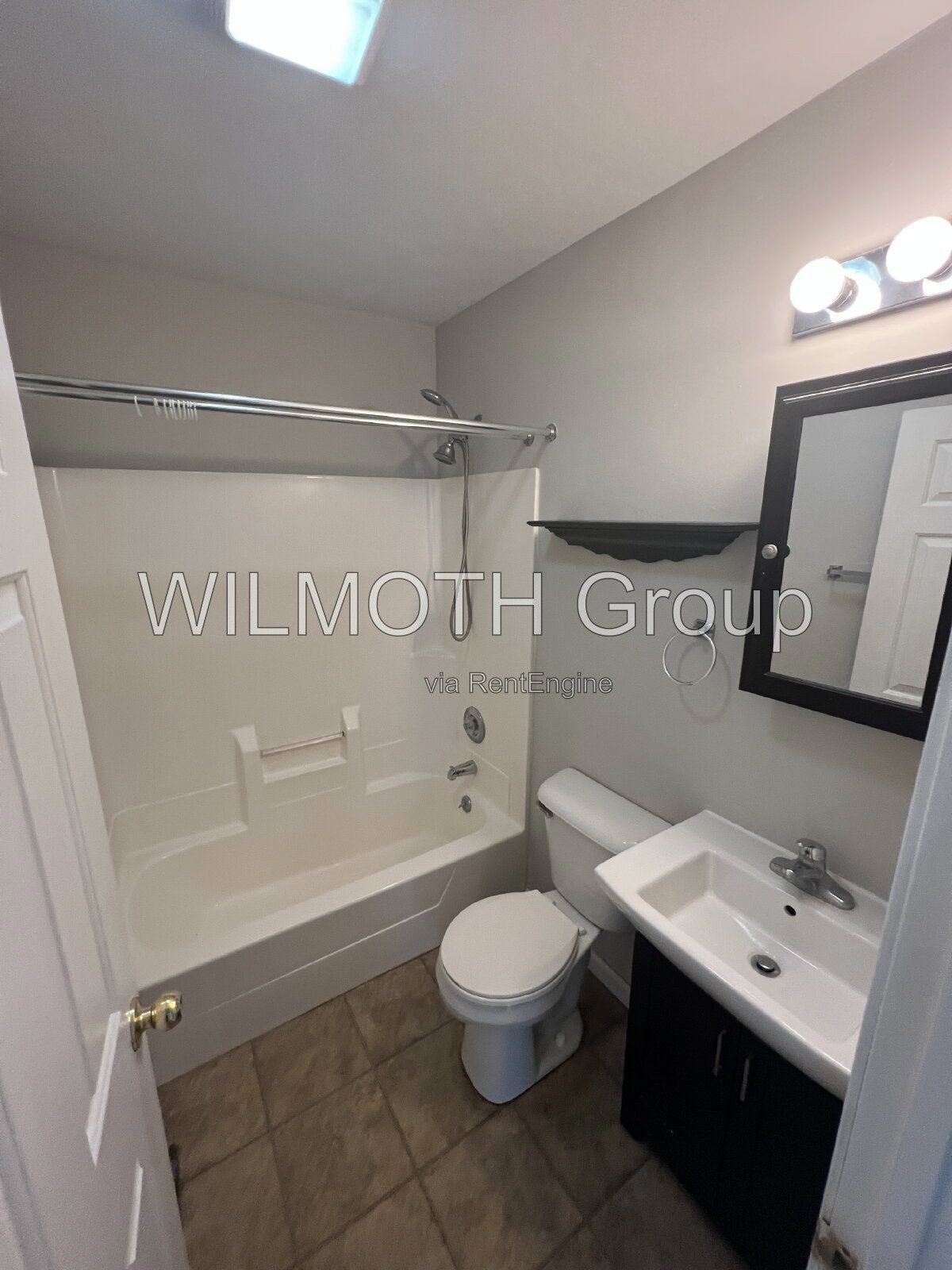 2-Bedroom Retreat with Gleaming Hardwood Floors on Greenfield Avenue! property image
