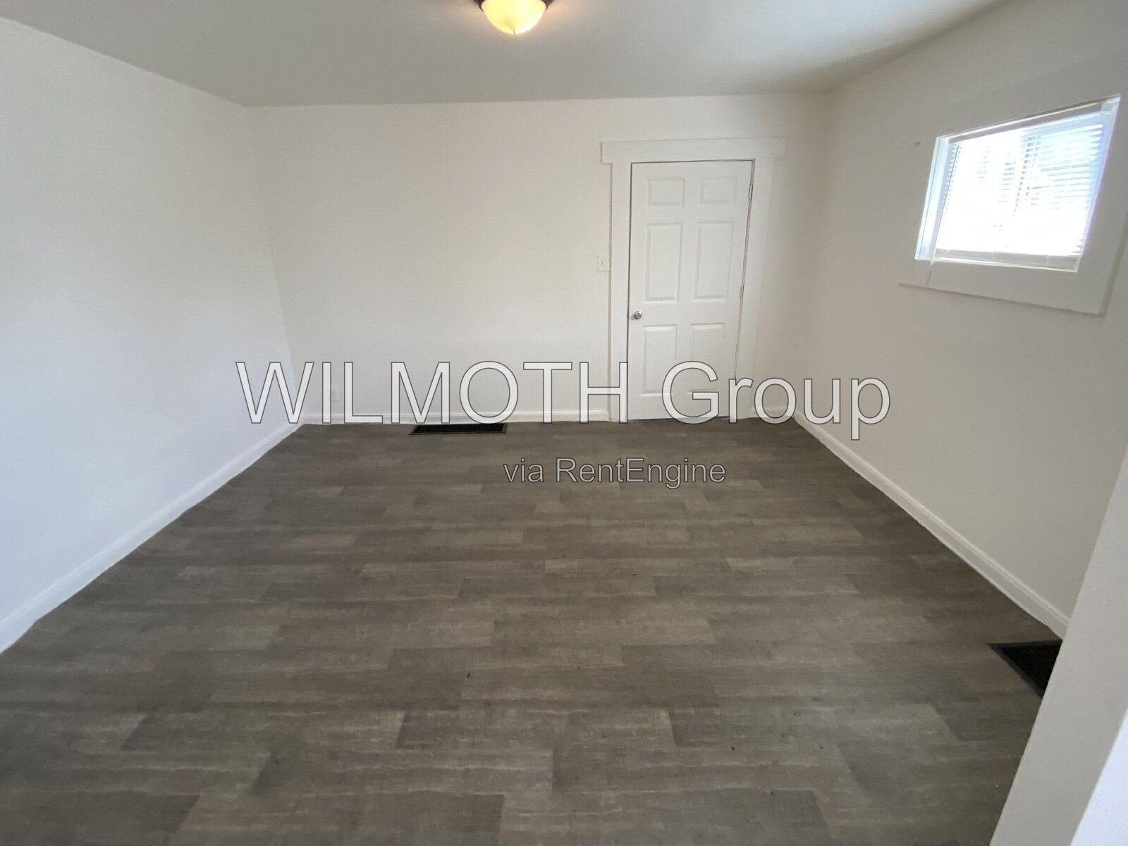 Studio Living: Cozy 450 Sq. Ft. Duplex in Indianapolis - 318 North Sherman Drive property image