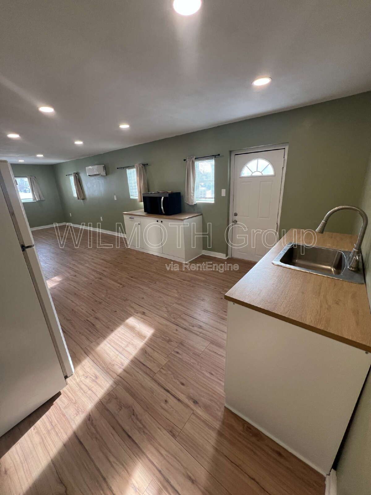 1-Bed Duplex with Gleaming Hardwood Floors on North Temple Avenue! property image