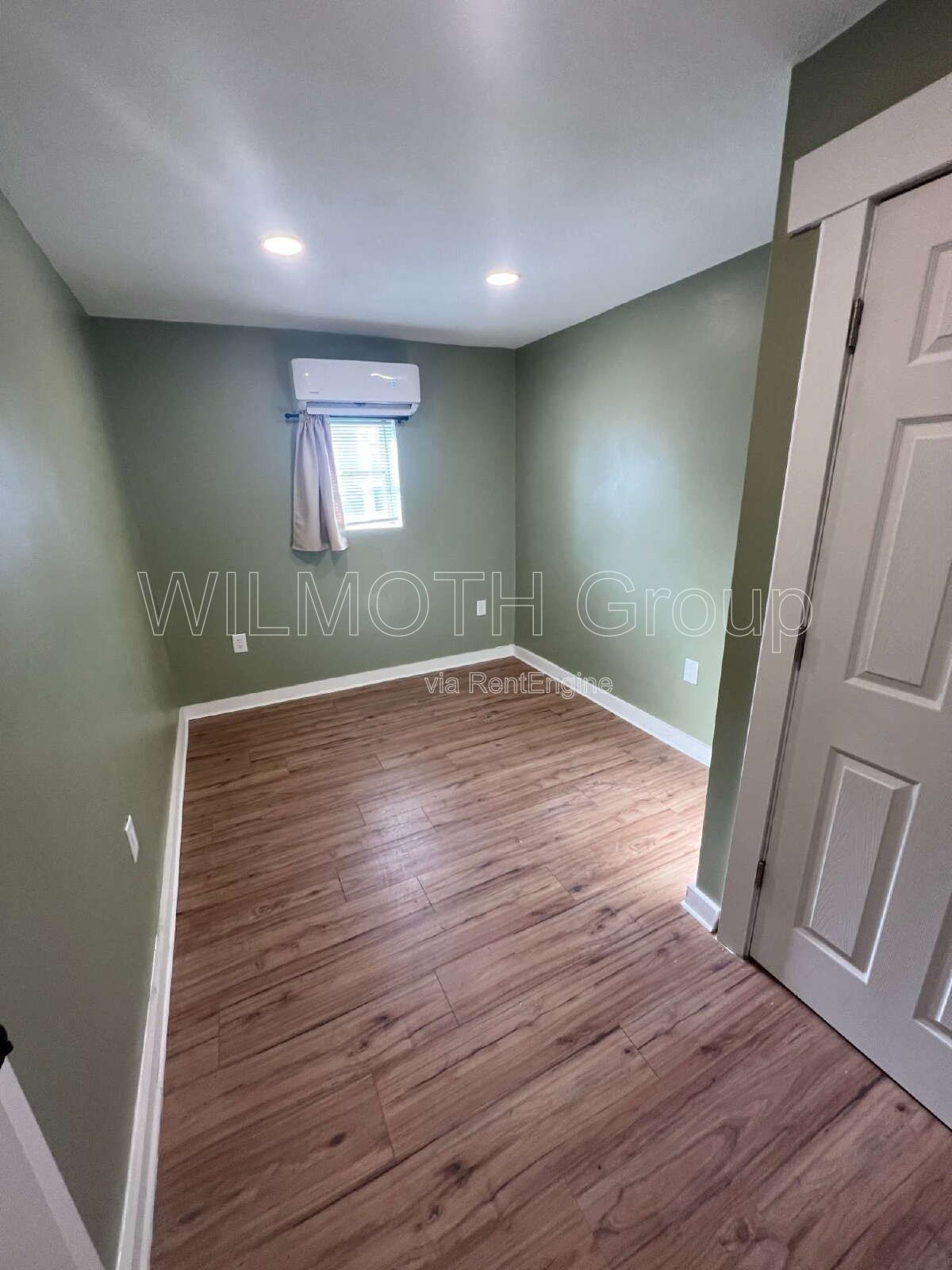 1-Bed Duplex with Gleaming Hardwood Floors on North Temple Avenue! property image
