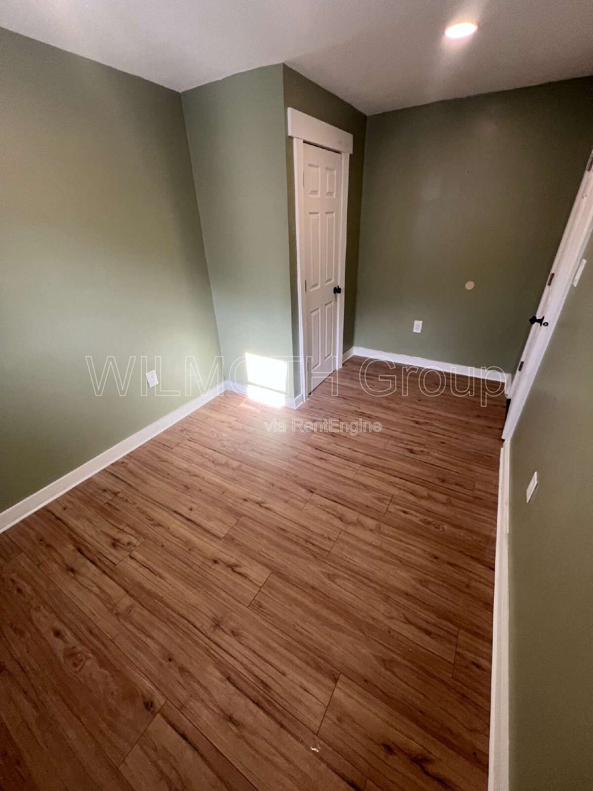 1-Bed Duplex with Gleaming Hardwood Floors on North Temple Avenue! property image